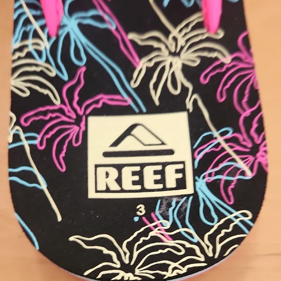 Reef Pink and Black Sandals Vibrant Flip Flops - Picture 3 of 4